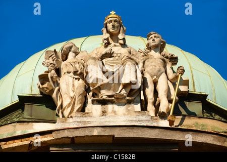 Art Nouveau statue sul tetto del museo etnografico, Zagabria, Croazia Foto Stock