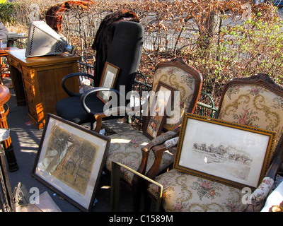 Parigi, Francia, shopping nel mercato francese delle pulci, antiquariato che vende mobili in esposizione, oggetti vintage Brocante, mobili antichi Foto Stock
