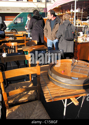 Parigi, Francia, People Shopping in mercato francese delle pulci Antiquariato vendita Mobili su strada, Brocante vintage Foto Stock