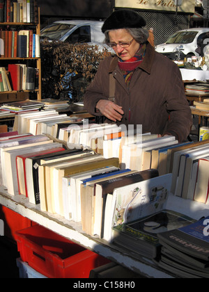 Parigi, Francia, Senior Woman Shopping nel mercato delle pulci francese, Vintage Old Used Books, Brocante vintage, letteratura Foto Stock