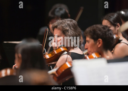 Violinista in performance orchestrale (MR) Foto Stock