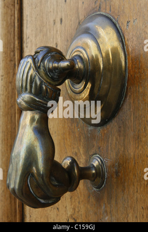 Ornati porta in ottone respingente su una vecchia casa in Francia Foto Stock