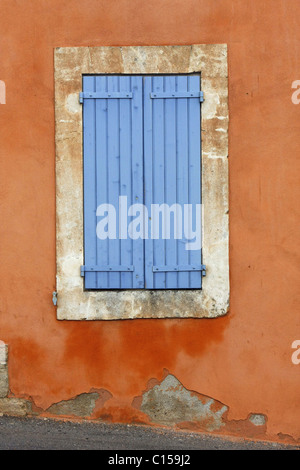 Chiuso casa blu scuri su una vecchia casa rurale in Francia. Foto Stock