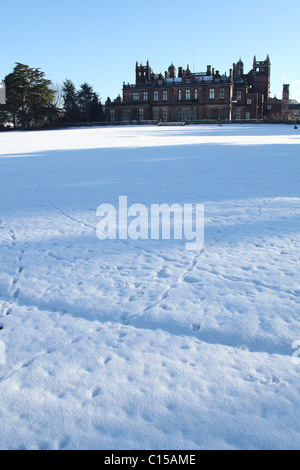 Capesthorne Hall, Inghilterra. Il pittoresco panorama invernale del Capesthorne Hall ovest elevazione. Foto Stock