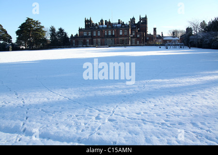 Capesthorne Hall, Inghilterra. Il pittoresco panorama invernale del Capesthorne Hall ovest elevazione. Foto Stock