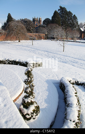 Capesthorne Hall, Inghilterra. Il pittoresco panorama invernale del Capesthorne Hall giardini con Capesthorne Hall in background. Foto Stock