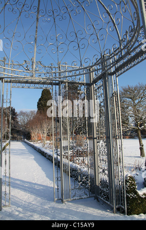 Capesthorne Hall, Inghilterra. Il pittoresco panorama invernale del Capesthorne Hall gardens. Foto Stock