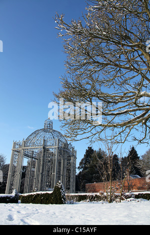 Capesthorne Hall, Inghilterra. Il pittoresco panorama invernale del Capesthorne Hall gardens. Foto Stock