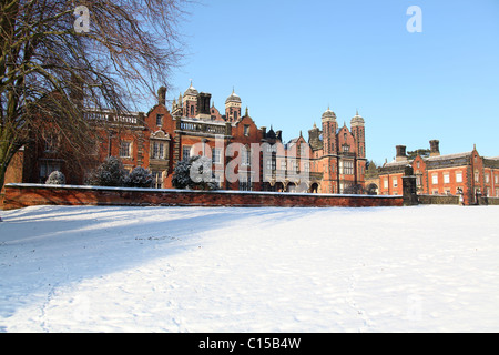 Capesthorne Hall, Inghilterra. Il pittoresco panorama invernale del Capesthorne Hall est elevazione. Foto Stock