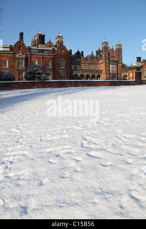 Capesthorne Hall, Inghilterra. Il pittoresco panorama invernale del Capesthorne Hall est elevazione. Foto Stock