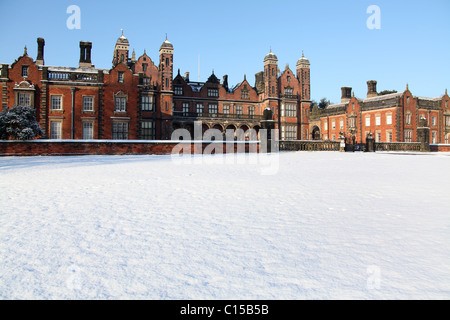 Capesthorne Hall, Inghilterra. Il pittoresco panorama invernale del Capesthorne Hall est elevazione. Foto Stock