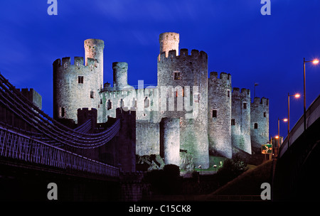 Conwy Castle accesa al crepuscolo, Gwynedd, Galles Foto Stock