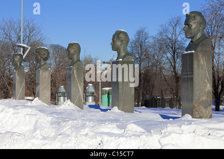 Le statue di 5 famosi cosmonauti sovietici a cosmonauti Alley a Mosca, Russia Foto Stock