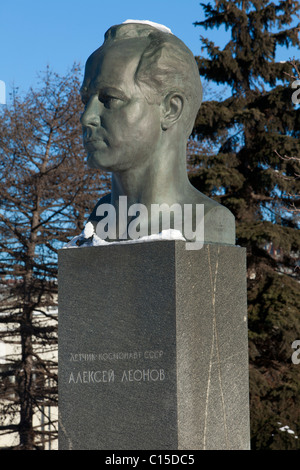 Statua di cosmonauti sovietici Alexey Leonov (1934) presso i cosmonauti Alley a Mosca, Russia Foto Stock