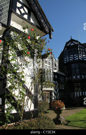 Gawsworth Old Hall, Inghilterra. Inizio Veduta autunnale delle rose in crescente sul west elevazione di Gawsworth Old Hall. Foto Stock