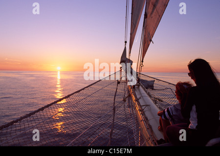 Tramonto, veliero Star Flyer, Dalmazia, Dalmazia, Croazia Foto Stock