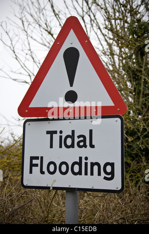 Allagamento di marea segno di avvertimento sulla Costa North Norfolk Foto Stock