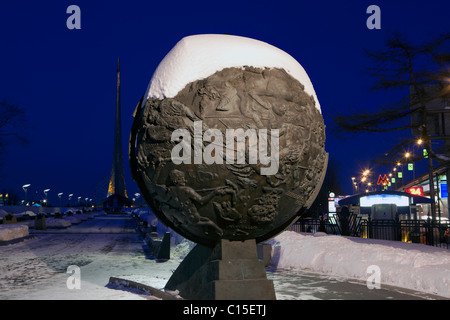 Un globo di metallo con i segni zodiacali a cosmonauti Alley a Mosca, Russia Foto Stock