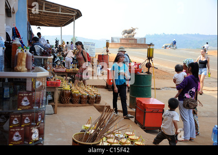 Strada principale in Sen Monorom, capitale della provincia di zone di Mondulkiri, Cambogia. Foto Stock