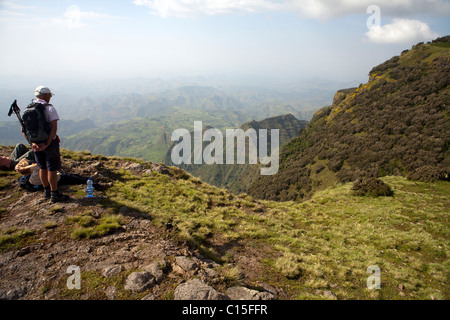 Gli escursionisti in montagna Simiens vicino Sankaber Foto Stock