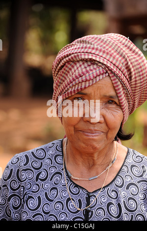 Ritratto di un cambogiano di donna che indossa un krama, un velo tradizionale, nel villaggio di Bousra, zone di Mondulkiri Provincia Cambogia. Foto Stock