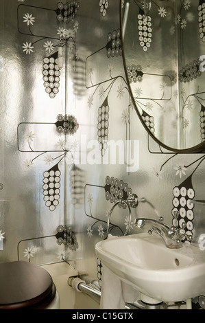 Neisha Crosland 'Hollywood' uva design modellato su un foglio di alluminio in bagno Foto Stock