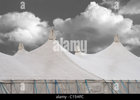 Tendoni da circo su una fiera con Cumulus nubi Foto Stock