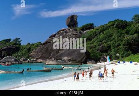 I turisti su Koh Similan spiaggia nei pressi di Phuket, Thailandia, Sud-est asiatico Foto Stock