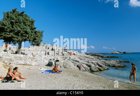 Rovine accanto ad una spiaggia Agios Stefanos Basilica, Kos Dodecaneso, Grecia, Europa Foto Stock