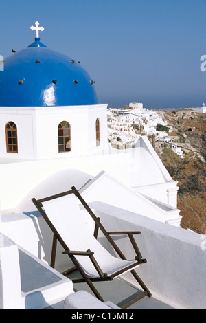 Sedia a sdraio di fronte di una cupola in Firostefani village a Santorini, Cicladi Grecia, Europa Foto Stock