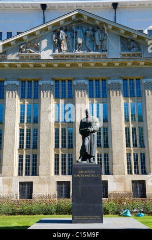 Stato croato archivi Building [ Hrvatski državni arhiv ], con la statua di archeologa Frane Bulić, Zagabria, Croazia Foto Stock