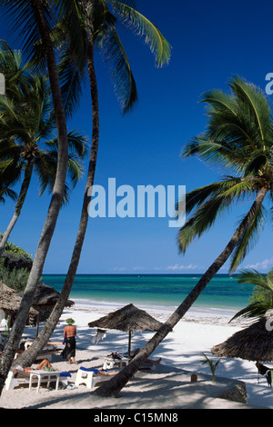 Palme e turisti a Diani Beach a Leisure Lodge Hotel, Kenya, Africa Foto Stock