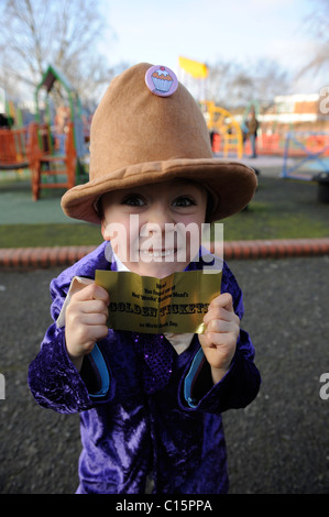 Scolaro vestito da Willy Wonka per la giornata mondiale del libro uk