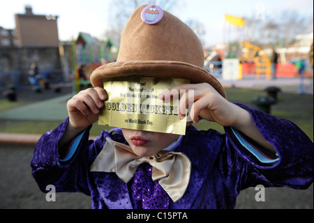 Scolaro vestito da Willy Wonka per la giornata mondiale del libro uk