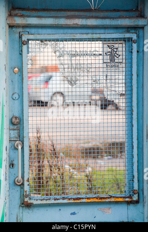 Una porta su un derelitti, demolita shop a Loughborough, Leicestershire, Regno Unito. Foto Stock