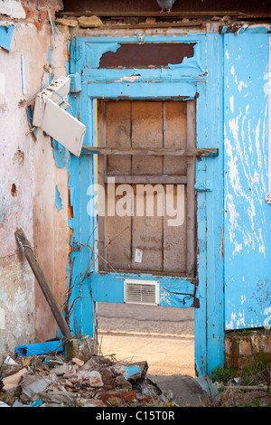 Una porta su un derelitti, demolita shop a Loughborough, Leicestershire, Regno Unito. Foto Stock