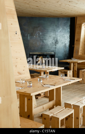 Sci Club sala da pranzo in legno di pino Foto Stock