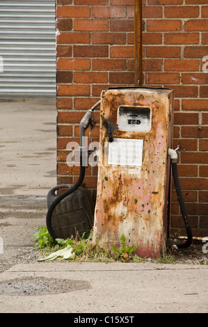 Vecchio arrugginito pompa benzina Foto Stock