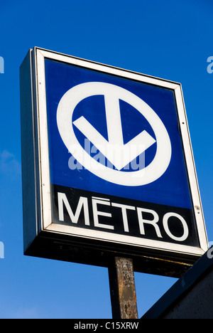 Segnale di ingresso della metropolitana di Montreal contro un cielo blu terso. Montreal, Quebec, Canada Foto Stock