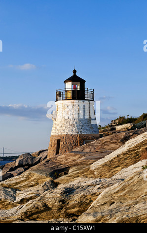 La collina del castello faro affacciato narragansett bay, newport, ri, Rhode Island, Stati Uniti d'America Foto Stock