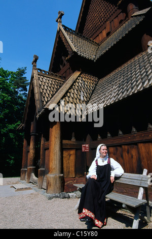 Donna che indossa il costume tradizionale in un museo a cielo aperto in Bygdoy, Oslo, Norvegia, Scandinavia, Europa Foto Stock