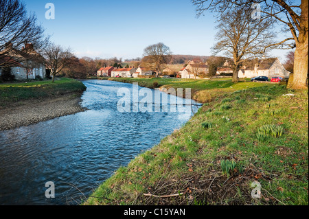 La mattina presto luce sul fiume e al villaggio di Sinnington nello Yorkshire Foto Stock