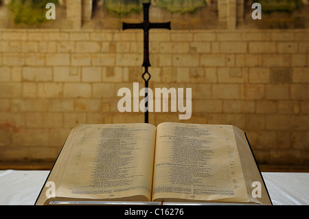 Bibbia aperta all'interno dell'abbazia di Sablonceaux, Charente Maritime dipartimento, Francia Foto Stock