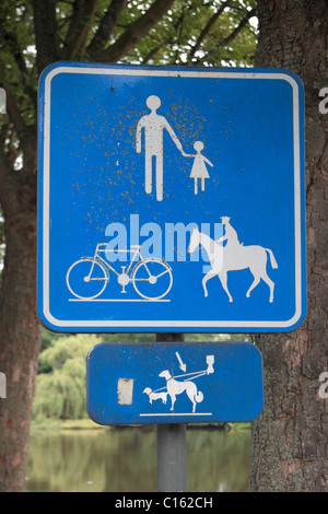 Segno di percorso per i pedoni, ciclisti e cavalieri nel centro di Ieper (Ypres), Belgio. Foto Stock