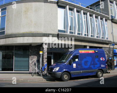 Barclays Bank Worthing West Sussex con sicurezza van parcheggiato all'esterno Foto Stock