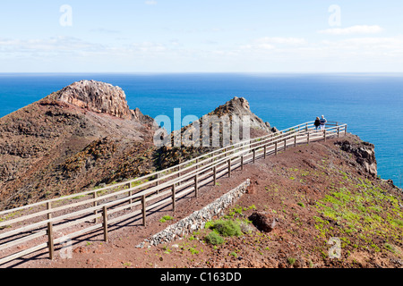 Un punto di vista sull Oceano Atlantico sulle scogliere accanto al faro, El Faro de la Entallada, a Fuerteventura Foto Stock