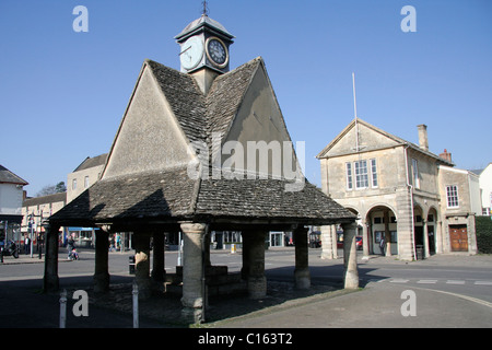 La Buttercross medievale e il Municipio di Witney Piazza del Mercato Foto Stock