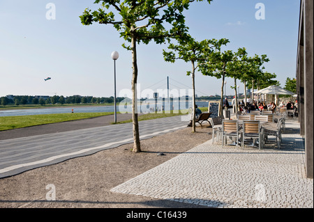 Passeggiata lungo il Fiume Reno Foto Stock