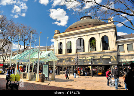 Gli amanti dello shopping, Bostonians e turisti godetevi il Faneuil Hall Marketplace di Boston, Massachusetts, STATI UNITI D'AMERICA su una giornata di primavera nei pressi di Quincy Market Foto Stock