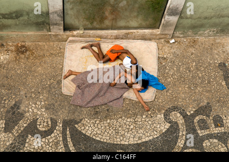 Dormire i bambini senza tetto, a Salvador de Bahia, Brasile, Sud America Foto Stock